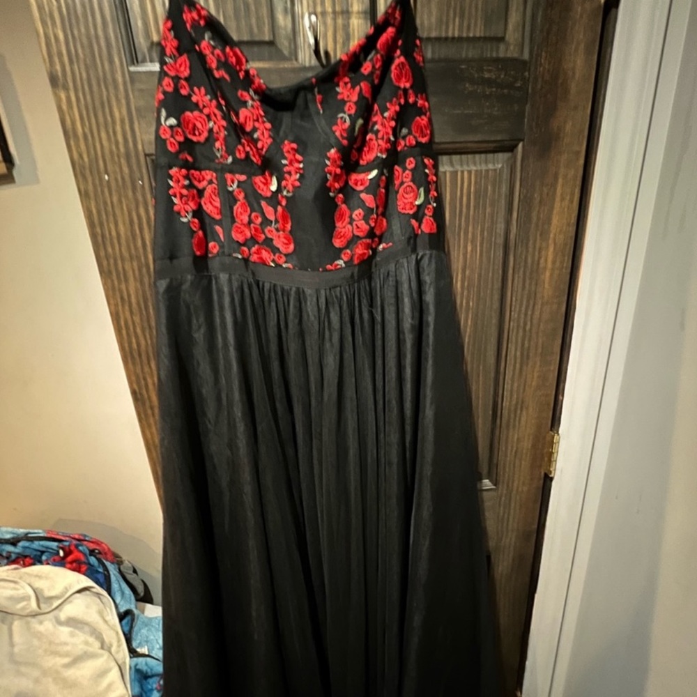 Absolutely beautiful City Chic dress!